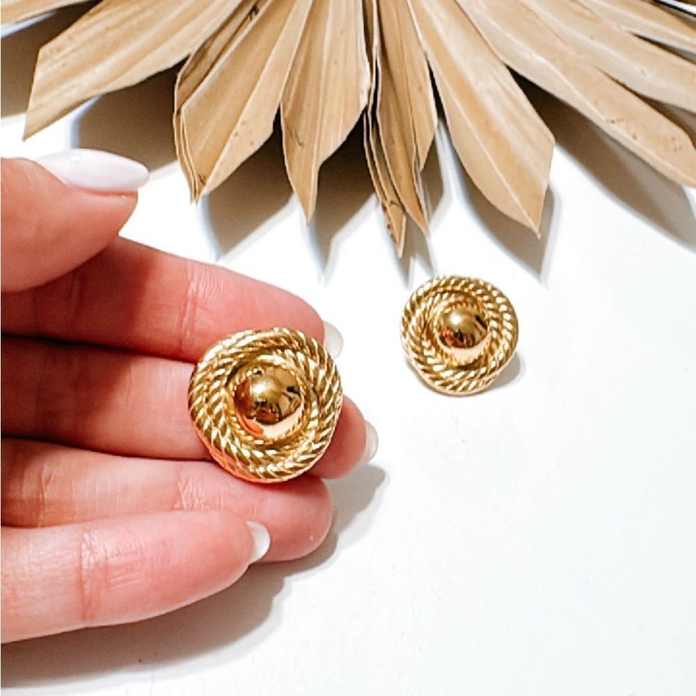 Gold geo stud earrings M335 - Picture 4 of 5